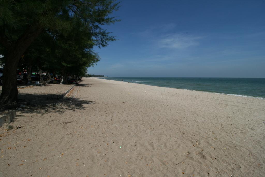 Beachfront Hotel Cha Am Cha-am Exterior foto